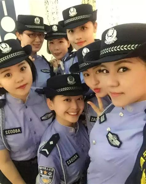 哈尔滨女辅警颜值太高啦中央大街辅警景区新浪新闻