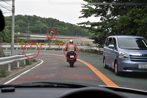 ヒント｜車で急カーブを曲がるときに気を付けることは？【交通安全クイズ】｜危険予知｜jaf Mate Online