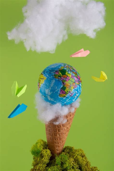 Cono Di Cialde Per Gelati Con Globo Di Terra Di Piccole Dimensioni