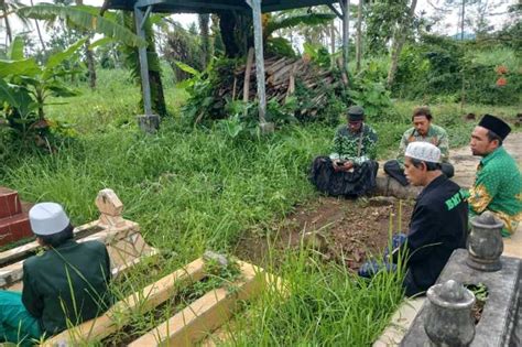 Harlah NU Ke 101 MWCNU Klakah Ziarah Makam Tokoh NU Setempat