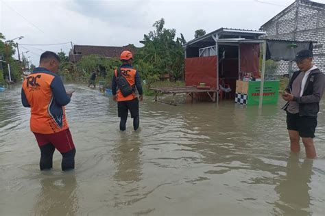 Banjir Luapan Kali Lamong Rendam Desa Di Gresik