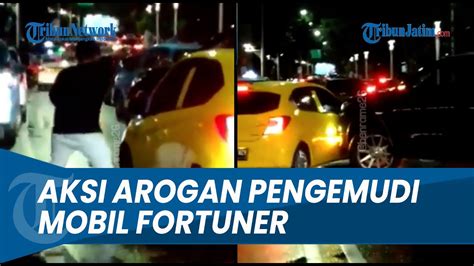 TAK TERIMA DI DIM Pengemudi Fortuner Tersulut Emosi Dan Melakukan