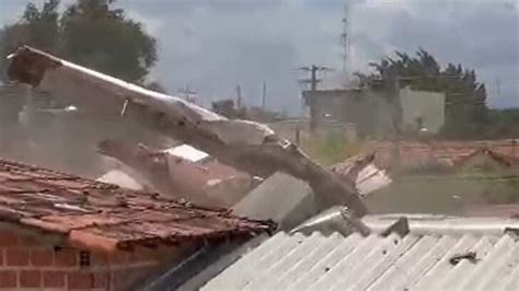 Veja as imagens avião de pequeno porte cai em cima de casa após piloto