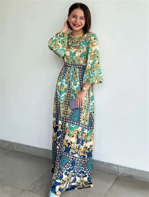 Gaya Artis Tanah Air Mengenakan Baju Lebaran Printed Bermotif Yang