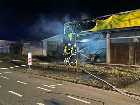 Pkw Brennt In Werkstatt Vollst Ndig Aus Feuerwehr Kann Geb Ude Retten