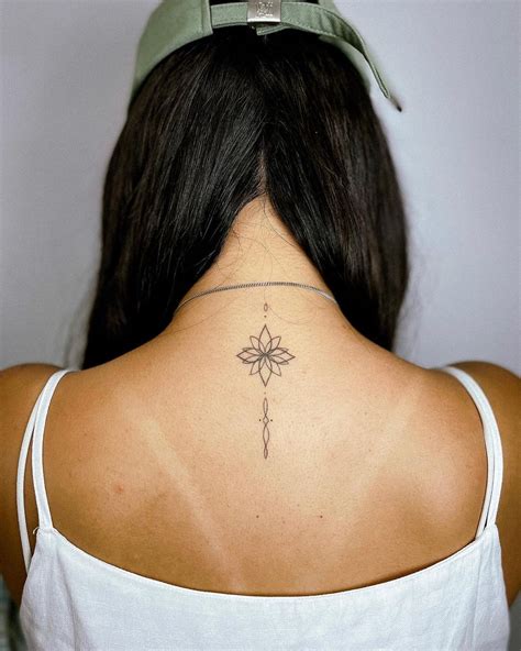 Nas Costas Tatuagens Femininas Atraentes Delicadas - Tatuagens De Palavras Nas Costas
