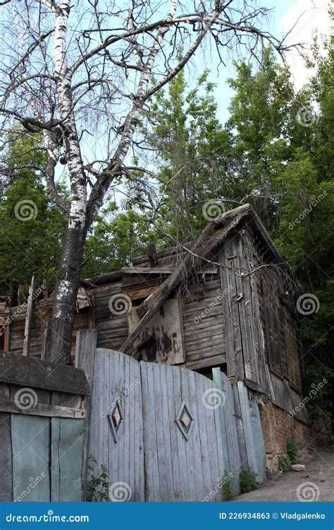 Una Casa Derrumbada En La Parte Antigua De La Ciudad De Kaluga Imagen