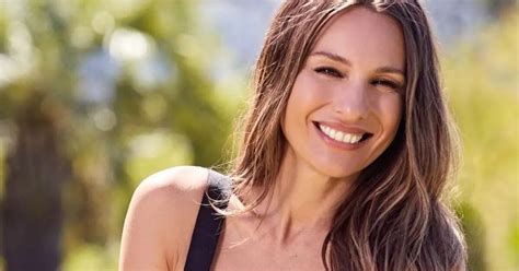 Pampita se puso una bikini turquesa diminuta y acaparó todas las miradas con su increíble bronceado