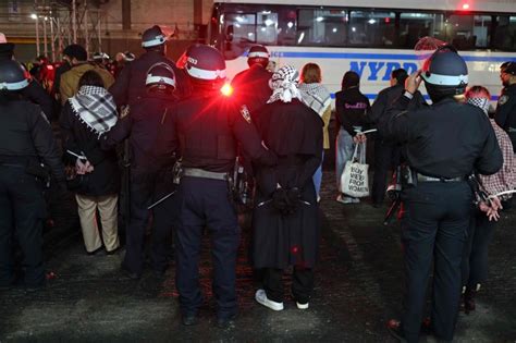 New York La Polizia Irrompe Alla Columbia University Decine Di