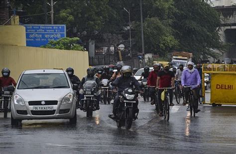 मानसून के दस्तक देते ही पानी पानी हुई दिल्ली 1 घंटे की बारिश से कई जगह