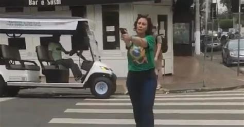 Carla Zambelli pede condenação de homem perseguido arma por ela