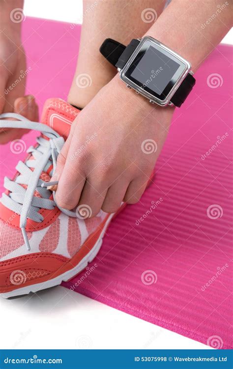 Femme Attachant Ses Dentelles Des Chaussures De Sport Photo Stock