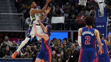 Con 30 De Antetokounmpo Bucks Arrollan A Pistons