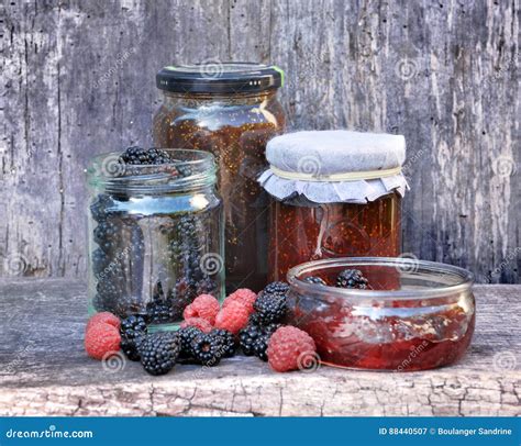 Atasco Con Las Frutas Rojas Imagen De Archivo Imagen De Crisoles