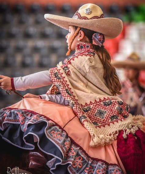 Pin De Herradura De Oro En Charreria Vestidos Escaramuza Vestidos