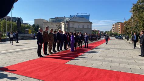 Presidentja hungareze në Kosovë pritet me ceremoni nga presidentja