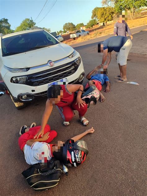 Pai e filho ficam feridos após motocicleta colidir carro no setor