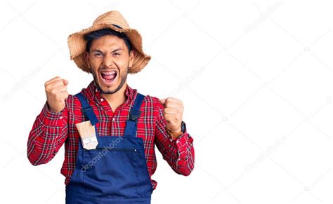 Guapo Joven Latinoamericano Destetando Uniforme De Manitas Enfadado Y