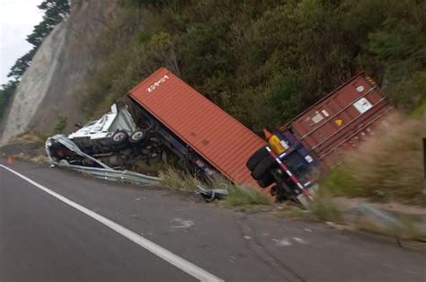 Deja solo daños materiales volcadura de tráiler en Autopista de