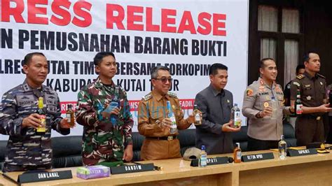 Polres Kutim Musnahkan Botol Miras Dan Petasan Menjelang Lebaran