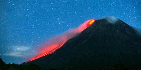 Gunung Merapi Luncurkan Awan Panas Guguran Sejauh Km Ke Arah Kali