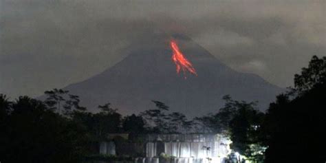 Gunung Merapi Kali Luncurkan Guguran Lava Pijar Merdeka