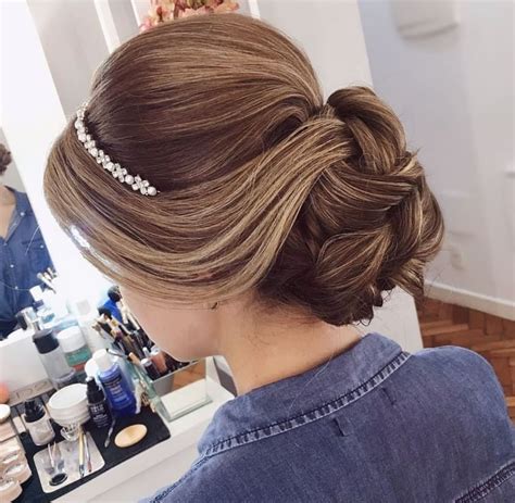 Coque baixo para noivas em 2023 Penteado noiva romântica Penteado