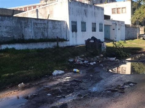 Vecinos De La Plata Reclaman Por Una Calle Llena De Baches Basura Y Un