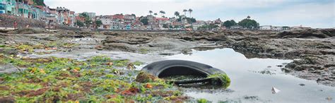 Pedra Furada é considerada a praia mais suja de Salvador