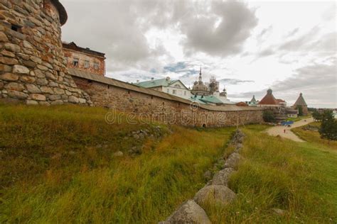 Torres Y Muralla De Fortaleza Del Monasterio Solovetsky Foto De Archivo