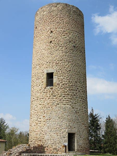 Château des Comtes de Forez restes de l ancien à Cleppé PA00117470