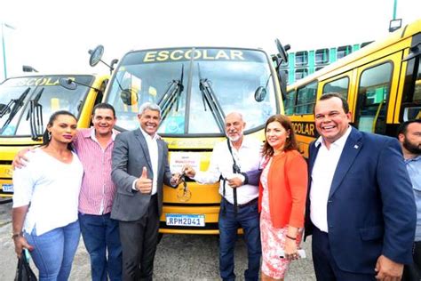 Governo Baiano Jerônimo entrega Ônibus Escolar para Vitória da