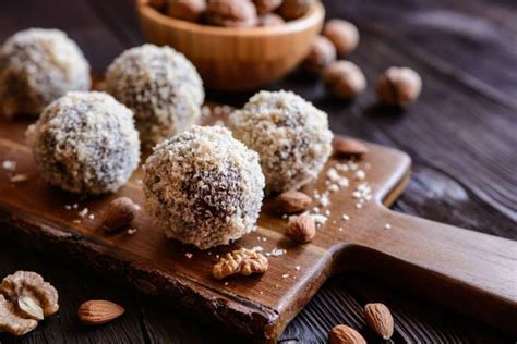 Tartufini Vegani Al Cacao Cocco E Mandorle La Ricetta Del Dolce Goloso