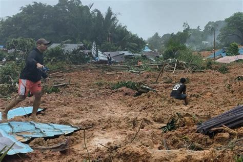 Au Moins Morts Et Des Dizaines De Disparus Dans Un Glissement De