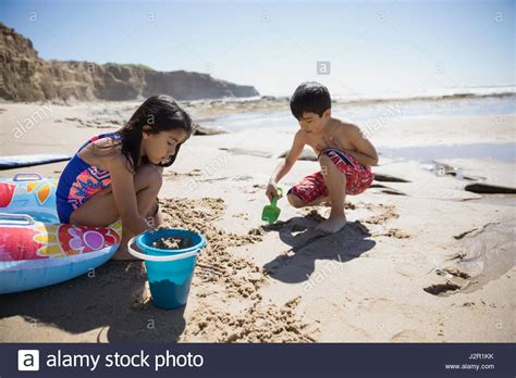 Jeune Fille Sur La Plage Jouant Avec Seau Et Pelle Banque De