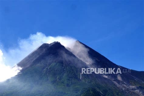 Kuba Lava Tengah Kawah Puncak Gunung Merapi Terus Tumbuh