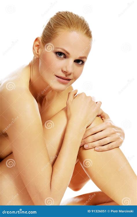 Femme Nue De Sourire S Asseyant Sur Le Plancher Image Stock Image Du