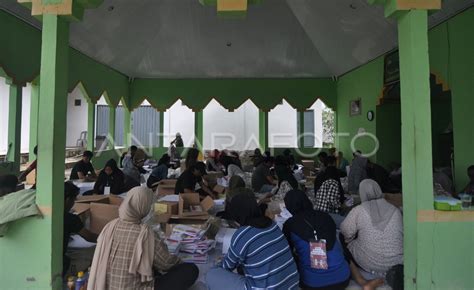 Kpu Libatkan Warga Lipat Surat Suara Pemilu Antara Foto