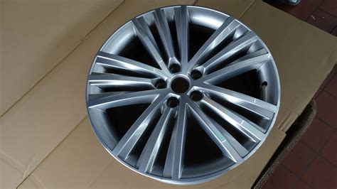 Felga Aluminiowa 3V0601025 Skoda Superb III 8Jx19 ET44 5X112 3V0601025