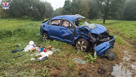 Skoda Wypad A Z Drogi Uderzy A W Bariery Przystanek I Dachowa A