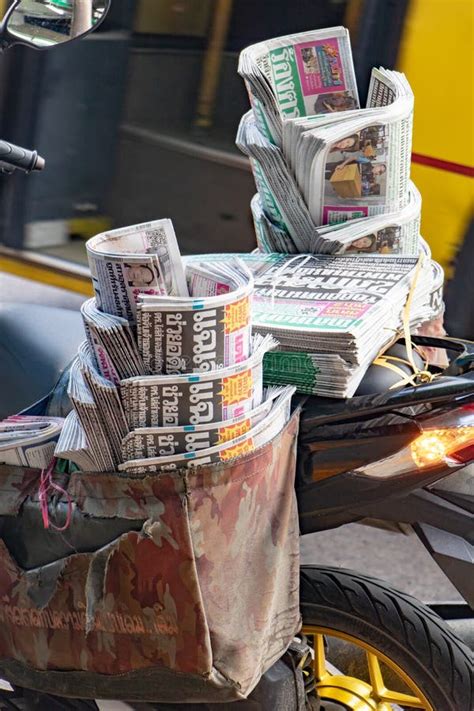 Distribución De Nuevos Periódicos En Las Calles De La Ciudad Tailandia