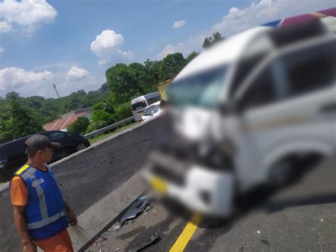 Kecelakaan Beruntun Libatkan Tiga Kendaraan Terjadi Di Tol Cipularang