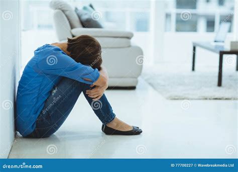 Femme Triste S Asseyant Par Le Mur Image Stock Image Du Jour Demeure