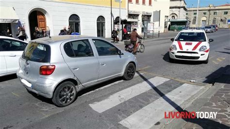 Piazza San Marco donna investita sulle strisce è grave