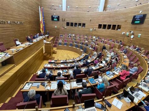 El último pleno de la legislatura aprueba tres leyes entre despedidas