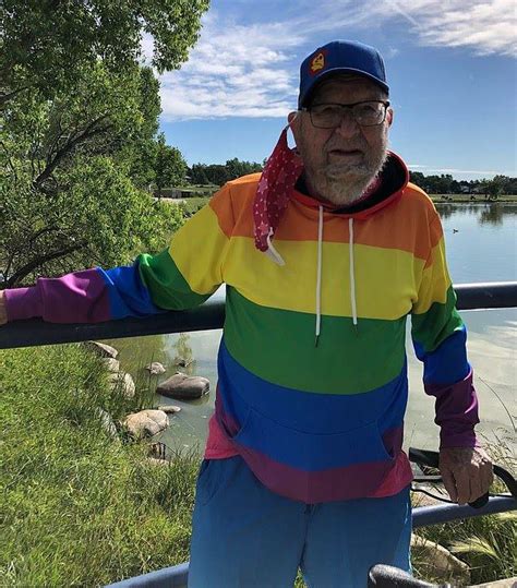 Aos Anos Idoso Assume Que Gay Encorajado Pela Filha Metr Poles