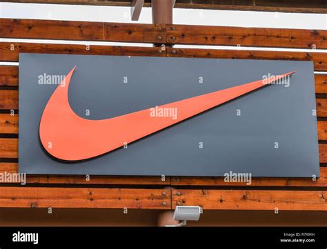 Nike logo sign Banque de photographies et dimages à haute résolution