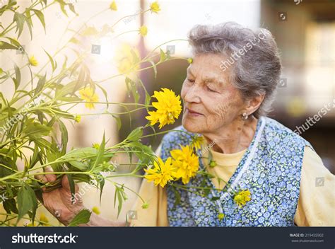 60,081 Elderly people garden Images, Stock Photos & Vectors | Shutterstock