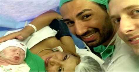 Mãe de rapaz gay dá à luz ao filho dele e do companheiro Página 2 de 2