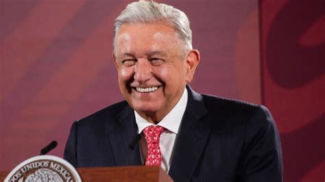 AMLO RÍE DE LOS QUE CREEN QUE XÓCHITL TIENE POSIBILIDADES A QUÉ LE